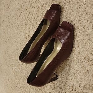 Karen Scott women's brown faux alligator heels size 8.5